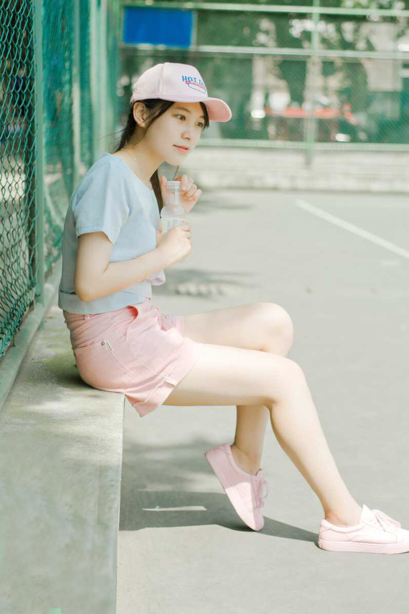 点击大图看下一张：白皙粉嫩棒球帽少女清凉可爱写真