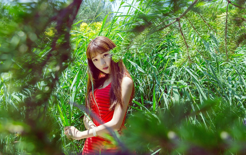 点击大图看下一张：红衣少女树林清凉夏日甜美可人