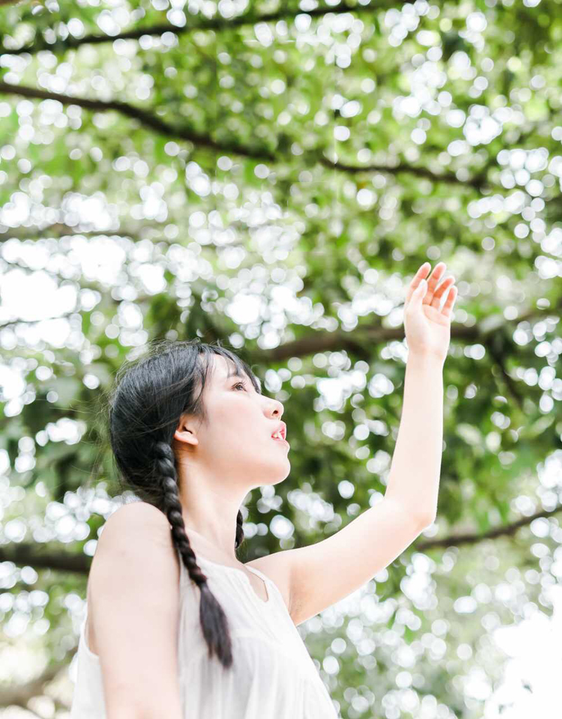 点击大图看下一张：双马尾草帽可爱女孩户外清凉夏日热悠闲写真