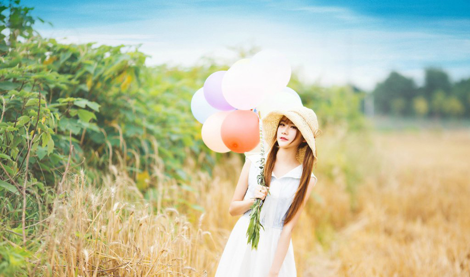 点击大图看下一张：甜美俏皮清新草帽少女气球童趣写真可爱至极