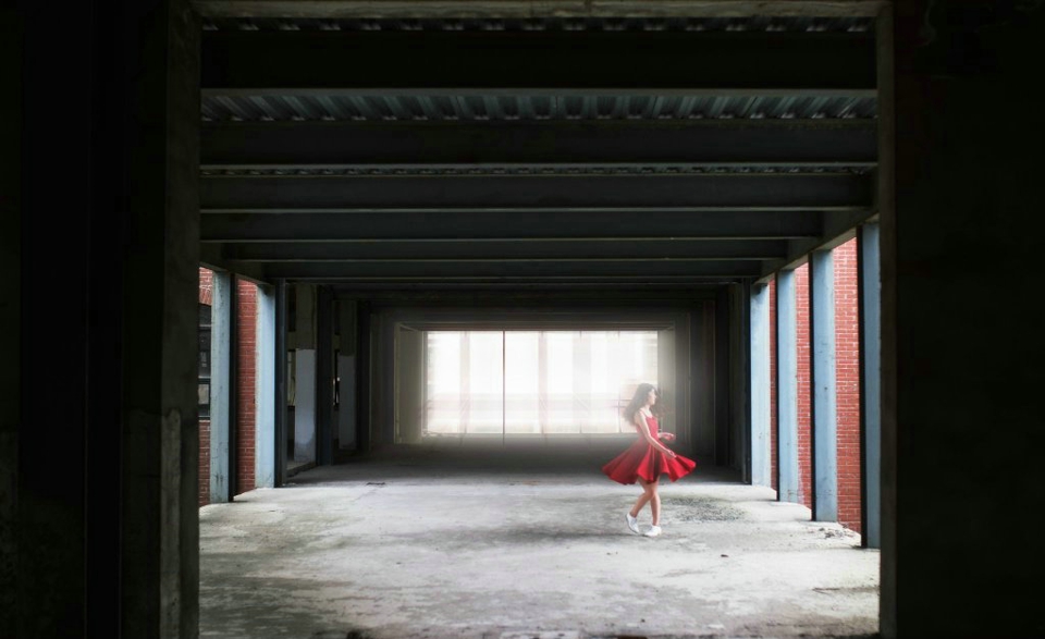 点击大图看下一张：废墟房内的红裙靓丽美女孤独起舞