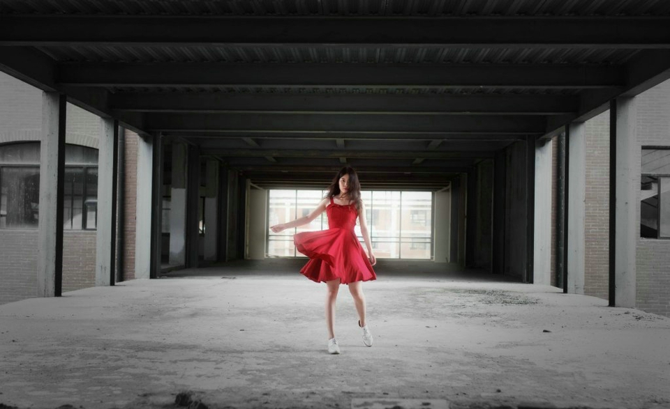 点击大图看下一张：废墟房内的红裙靓丽美女孤独起舞