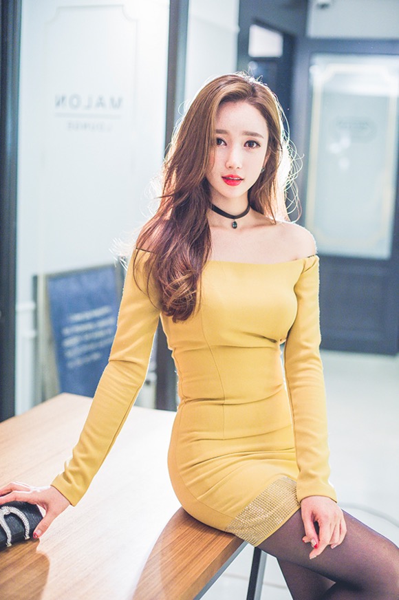 点击大图看下一张:韩国美肩美女修身超短黑丝秀高挑美腿