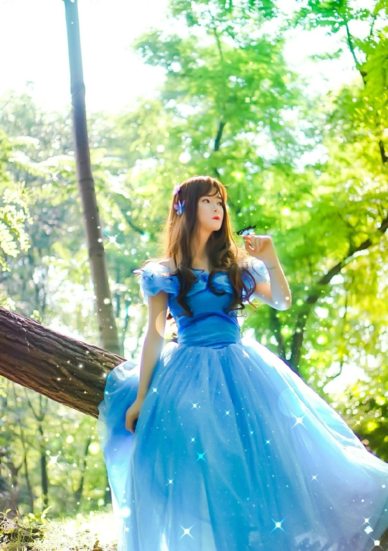 点击大图看下一张：森林深处发的童话般白雪公主漂亮可爱