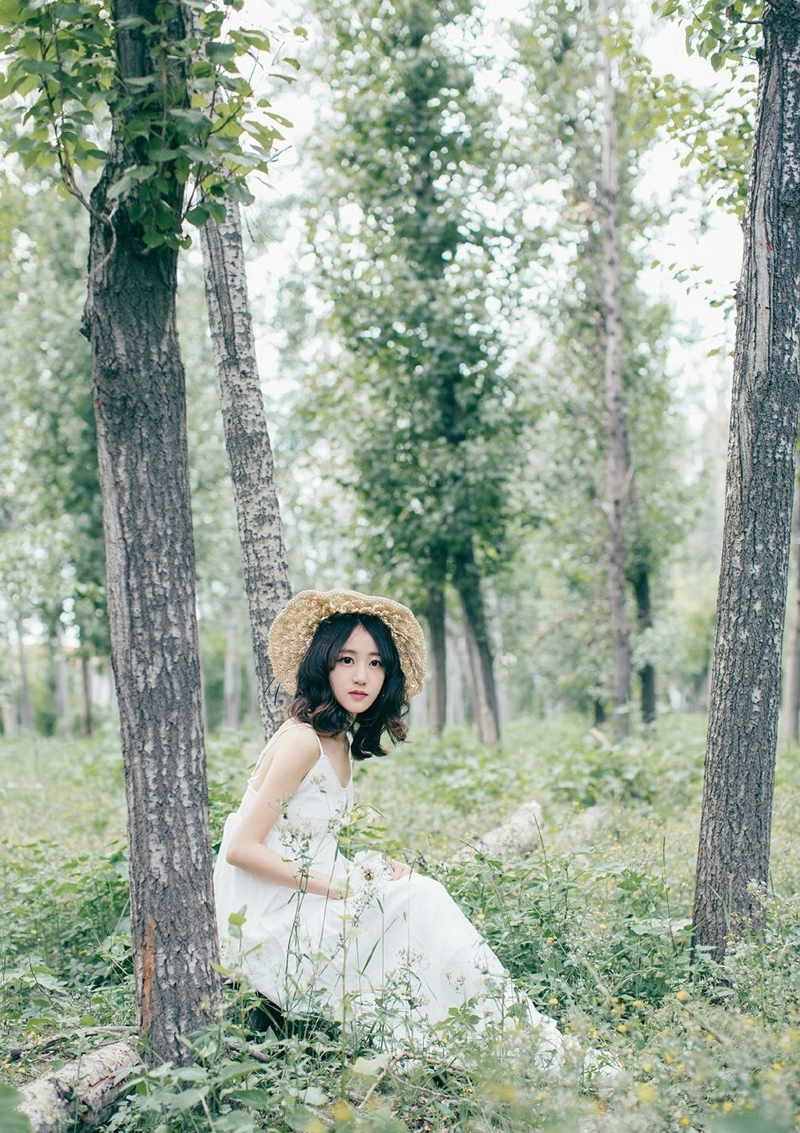 点击大图看下一张：草帽白裙美女森林深处寂静怡人