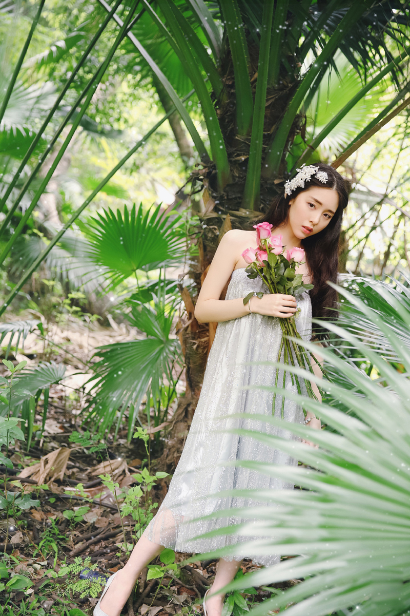 点击大图看下一张：花一样的女子丛林意境唯美写真纯美可人