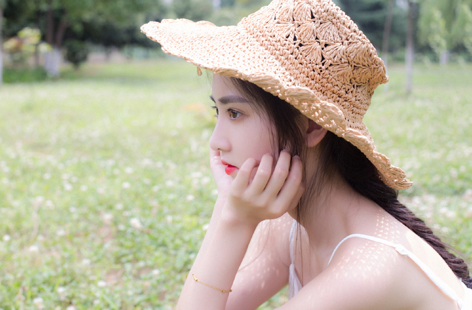 点击大图看下一张：清新吊带长裙草帽少女湖边惬意写真