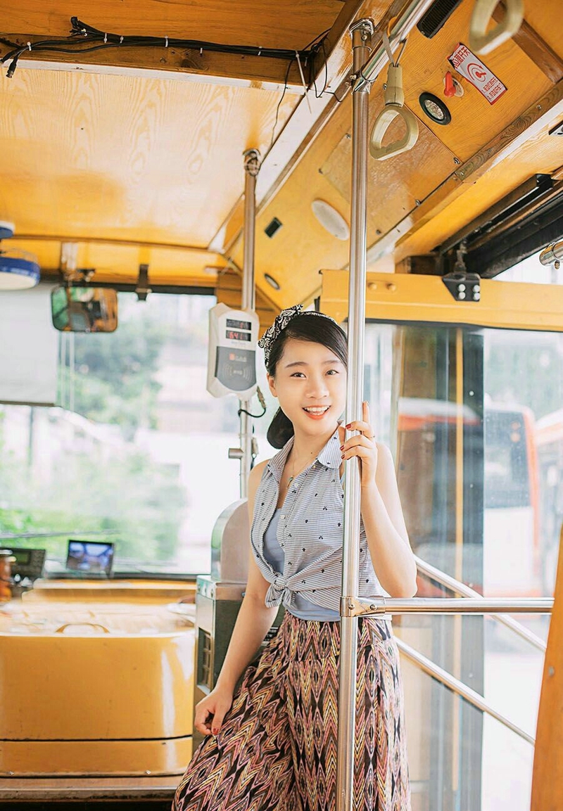 点击大图看下一张：陈旧公车内的活力调皮鬼脸姑娘