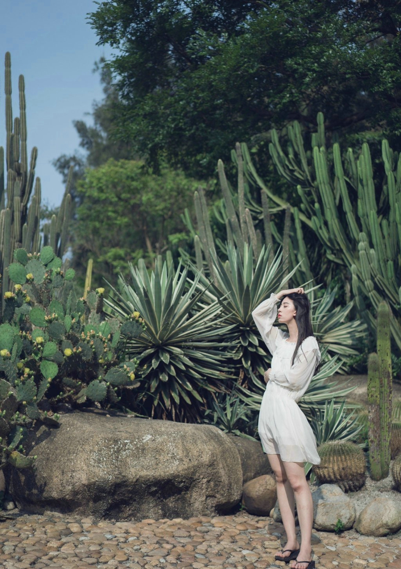 点击大图看下一张：植物园内的中分女神白裙高雅气质