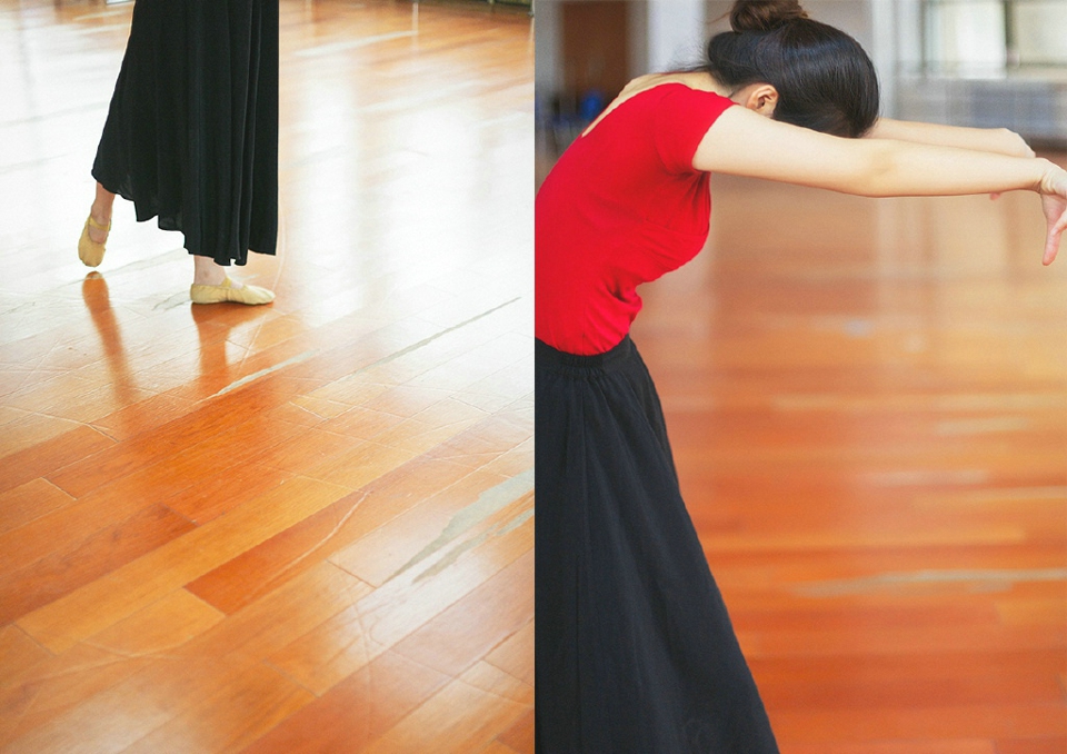 点击大图看下一张：舞蹈房内的气质红衣美女轻盈起舞