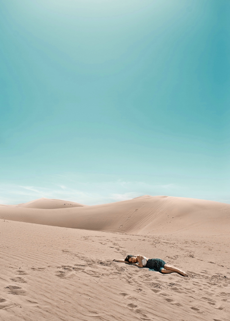 点击大图看下一张：炎热沙漠中的娇美女神气质张扬