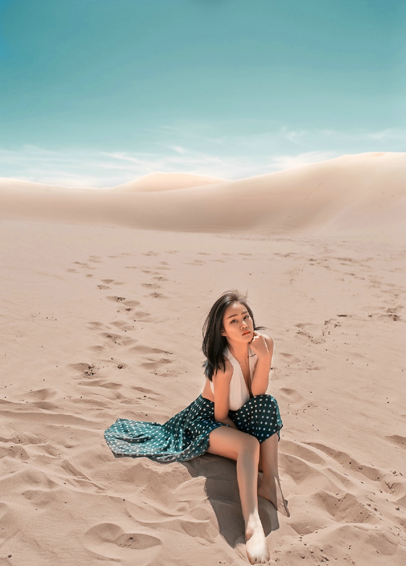 点击大图看下一张：炎热沙漠中的娇美女神气质张扬