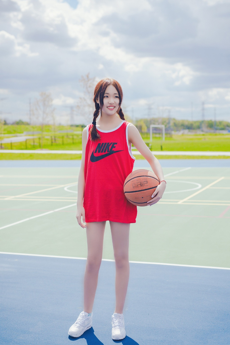 点击大图看下一张：可爱少女篮球运动挥汗写真俏皮活力