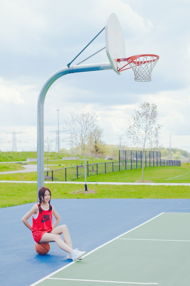 点击大图看下一张：可爱少女篮球运动挥汗写真俏皮活力