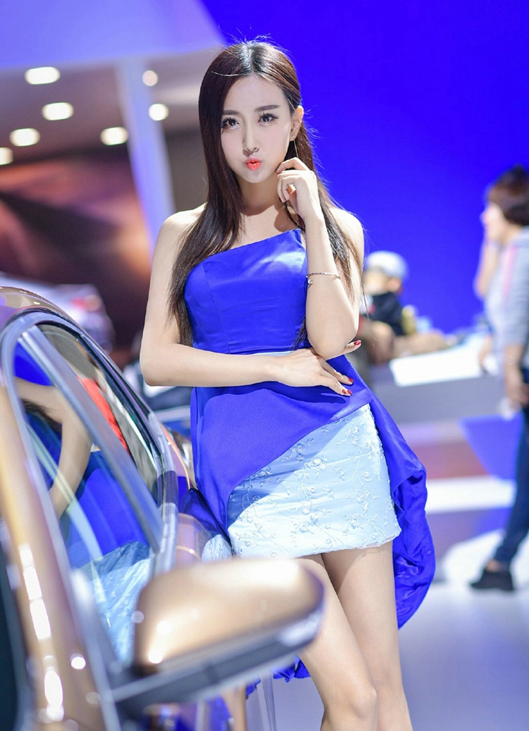 点击大图看下一张：车展内的蓝色妖姬高挑车模性感身材