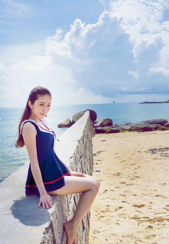 点击大图看下一张：清纯妹子超短裙阳光海滩游玩写真