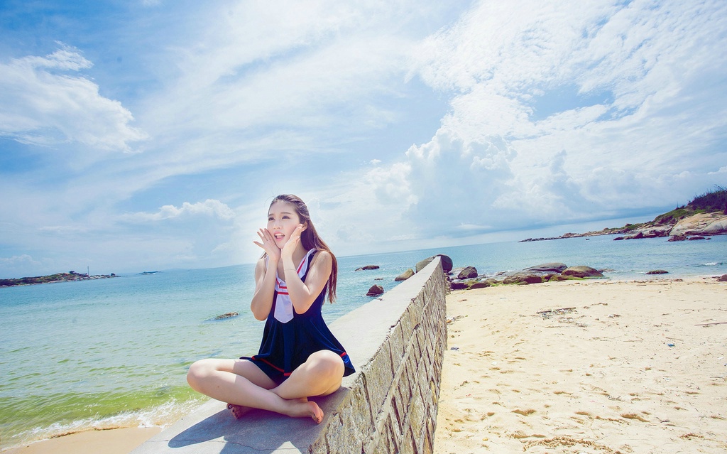点击大图看下一张：清纯妹子超短裙阳光海滩游玩写真