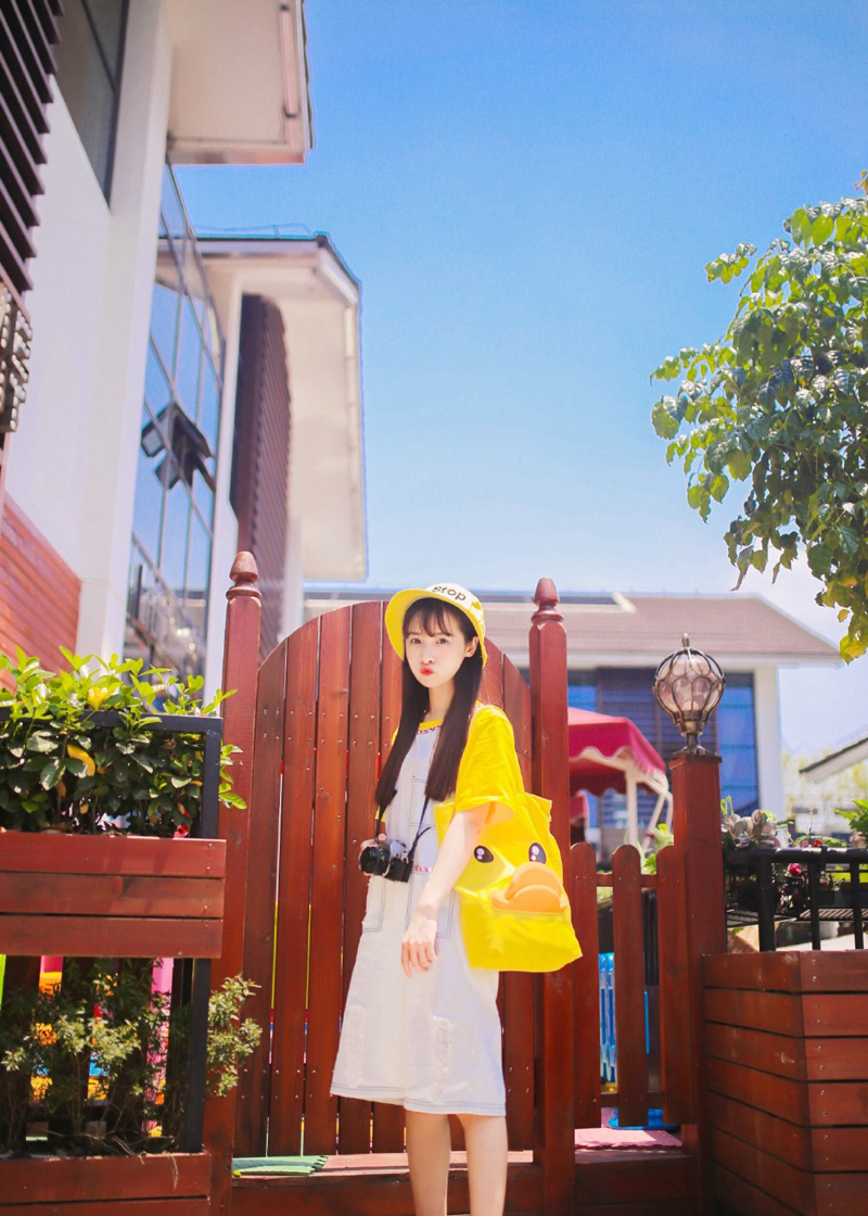 点击大图看下一张:嫩黄少女清新街拍甜美可人