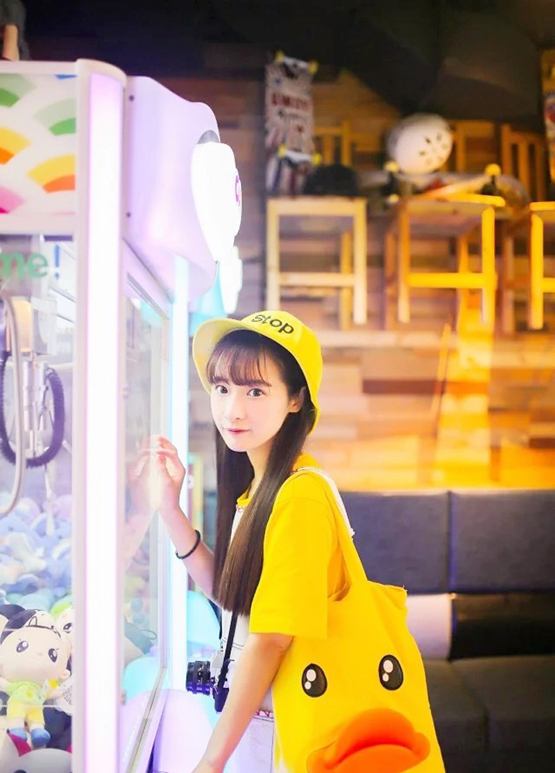 点击大图看下一张:嫩黄少女清新街拍甜美可人