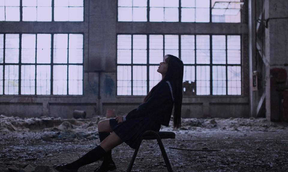 点击大图看下一张：昏暗废墟工厂内的孤独身影美女