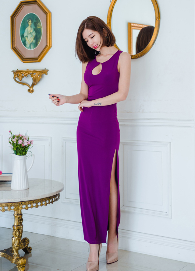 点击大图看下一张：炫丽紫色长裙高挑美模高贵出境