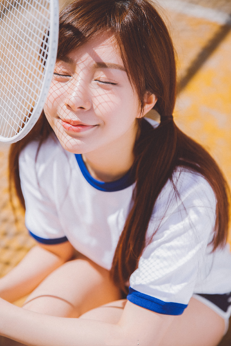点击大图看下一张：清新羽毛球少女夏日活力写真