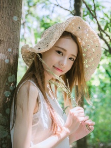 丛林处的草帽少女甜美清凉夏日