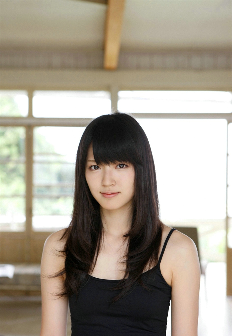 点击大图看下一张:清纯美女吊带装秀香肩露乳诱惑写真