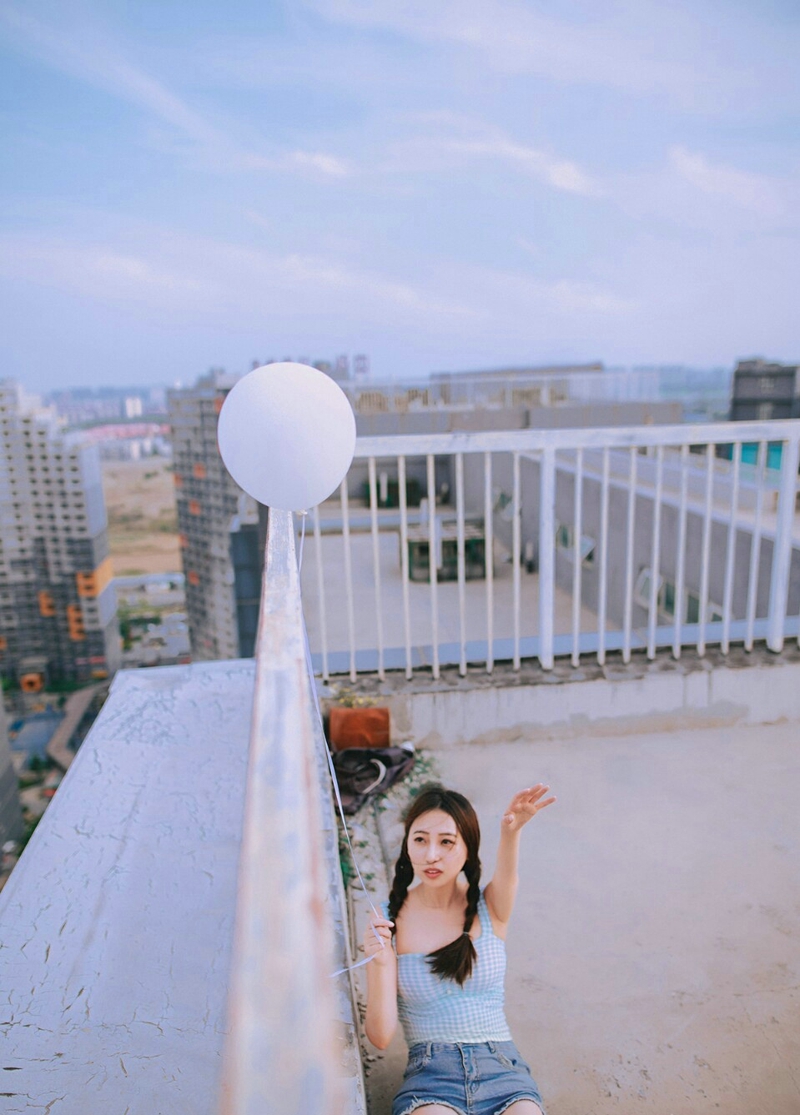 点击大图看下一张：天台上的气球少女蓝天白云寂静写真