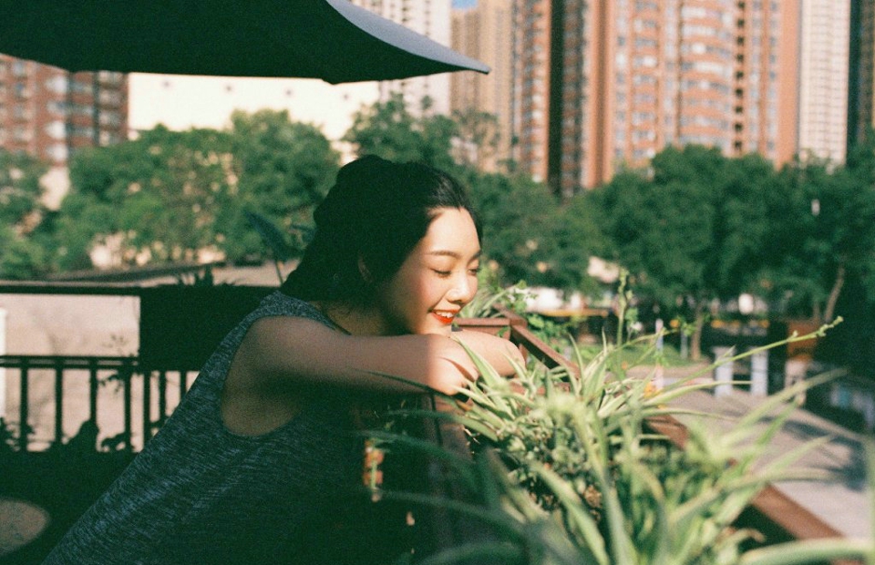 点击大图看下一张:马尾活力少女悠闲下午茶时光