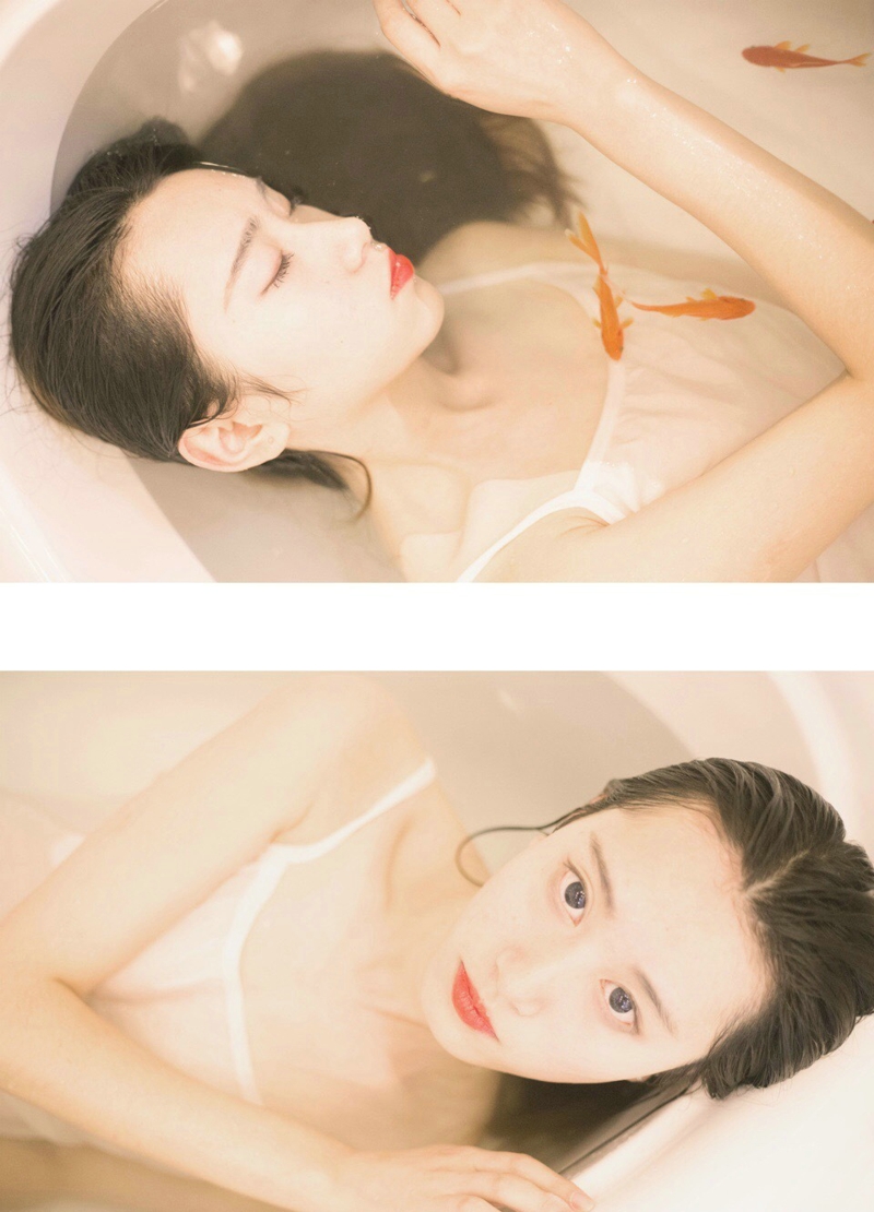 点击大图看下一张：浴缸内的黑发红唇美女清透靓丽