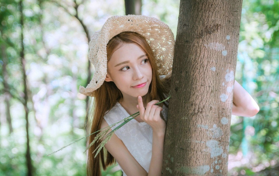 点击大图看下一张：丛林处的草帽少女甜美清凉夏日