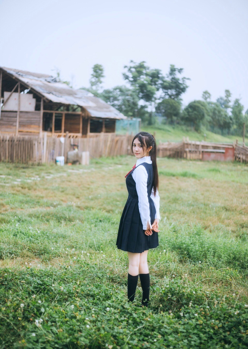 点击大图看下一张：牧场游玩制服少女高挑养眼少女心