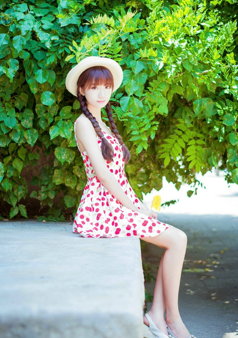 点击大图看下一张：夏日里的清凉少女粉红短裙可爱