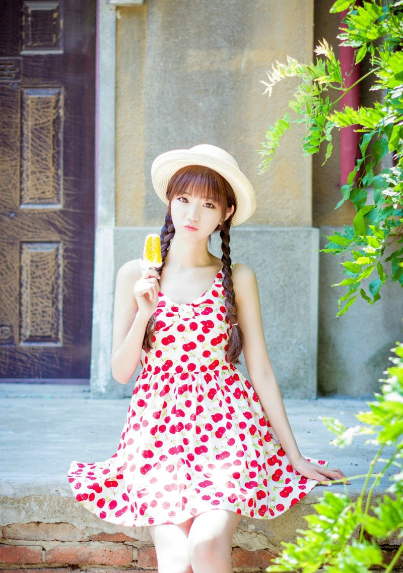 点击大图看下一张：夏日里的清凉少女粉红短裙可爱