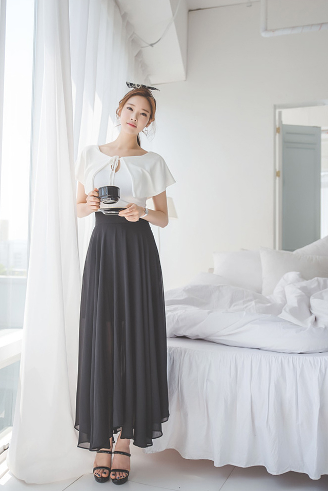 点击大图看下一张：黑白长裙高挑模特私房优雅写真