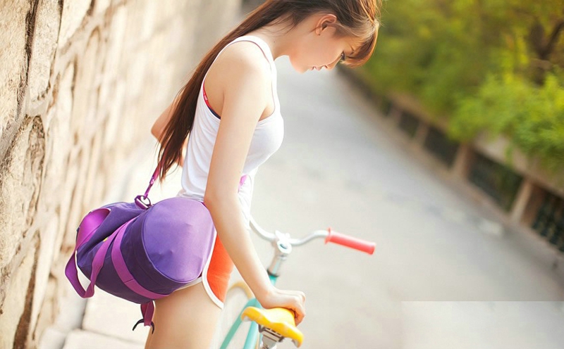 点击大图看下一张：校园操场边骑单车的清纯阳光美眉