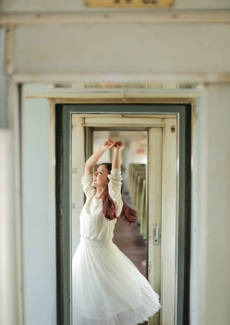 点击大图看下一张：列车上的蕾丝白裙美女翩翩起舞