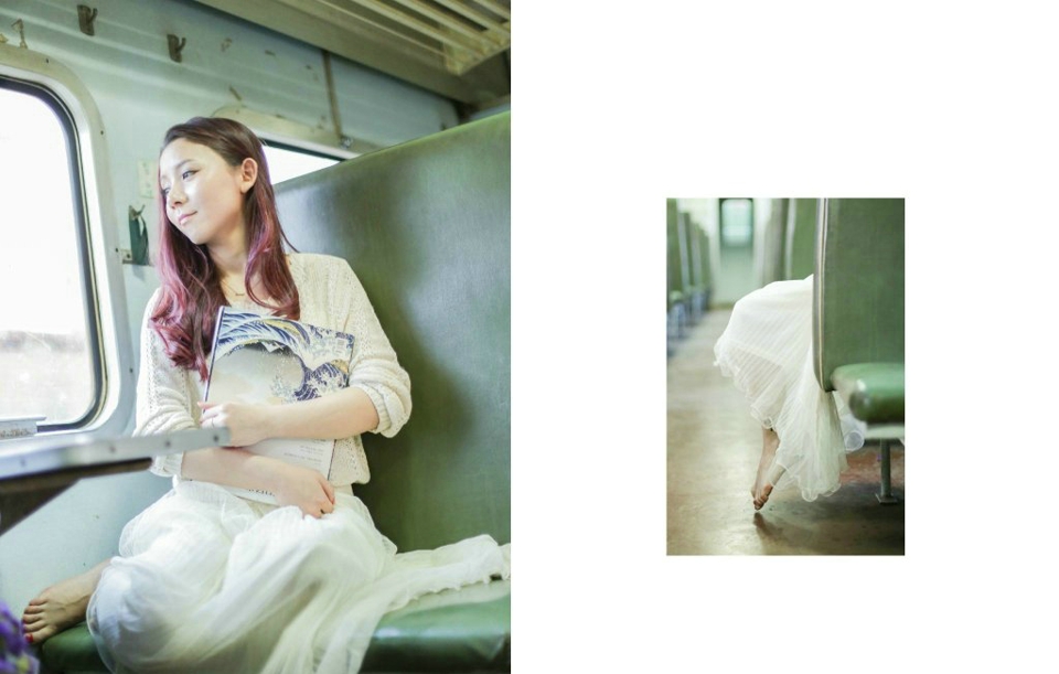 点击大图看下一张：列车上的蕾丝白裙美女翩翩起舞