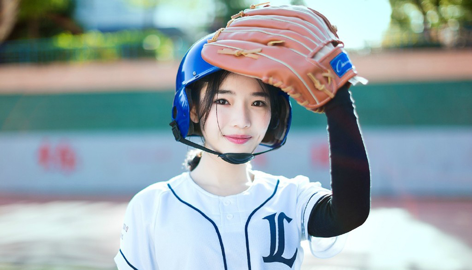 点击大图看下一张：可爱棒球少女清新活力青春写真