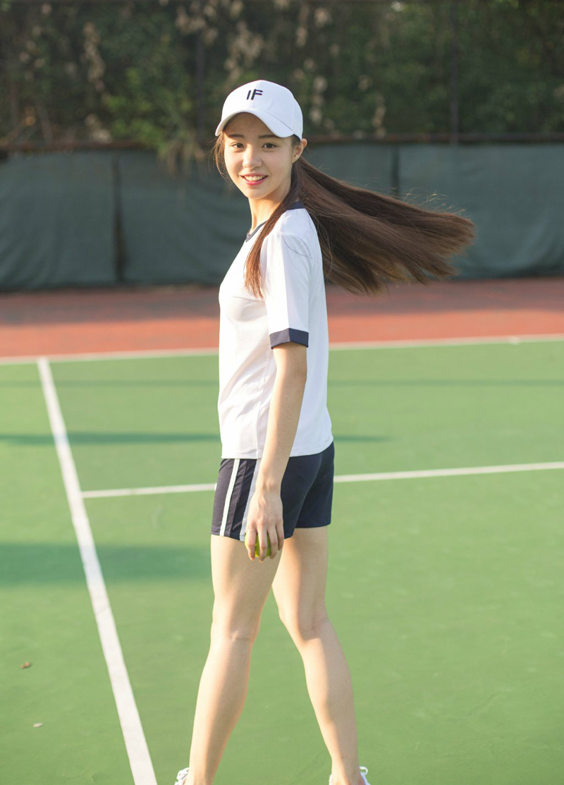点击大图看下一张：网球少女焦阳下活力写真青春无敌