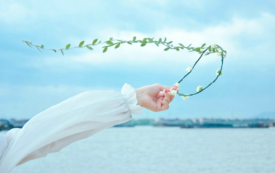 点击大图看下一张:海边的氧气美女白裙花环文静柔美