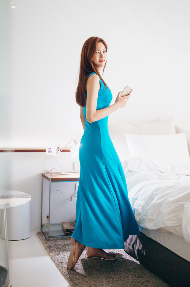 点击大图看下一张：蓝色妖姬性感长裙美模居家悠闲写真