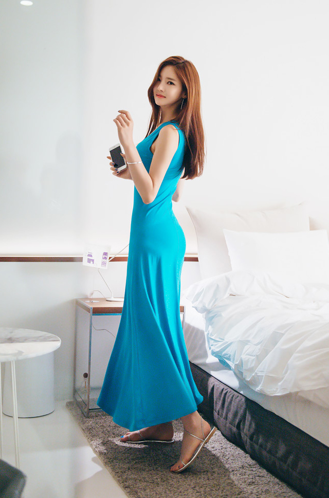 点击大图看下一张：蓝色妖姬性感长裙美模居家悠闲写真