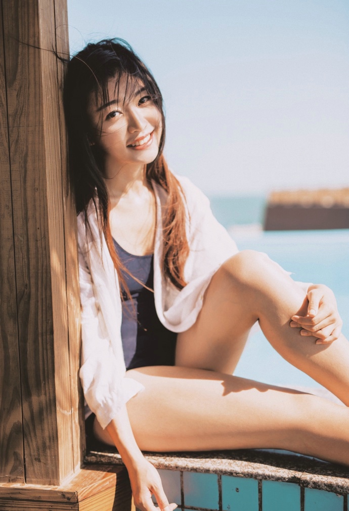 点击大图看下一张：日系泳装少女海边清新写真