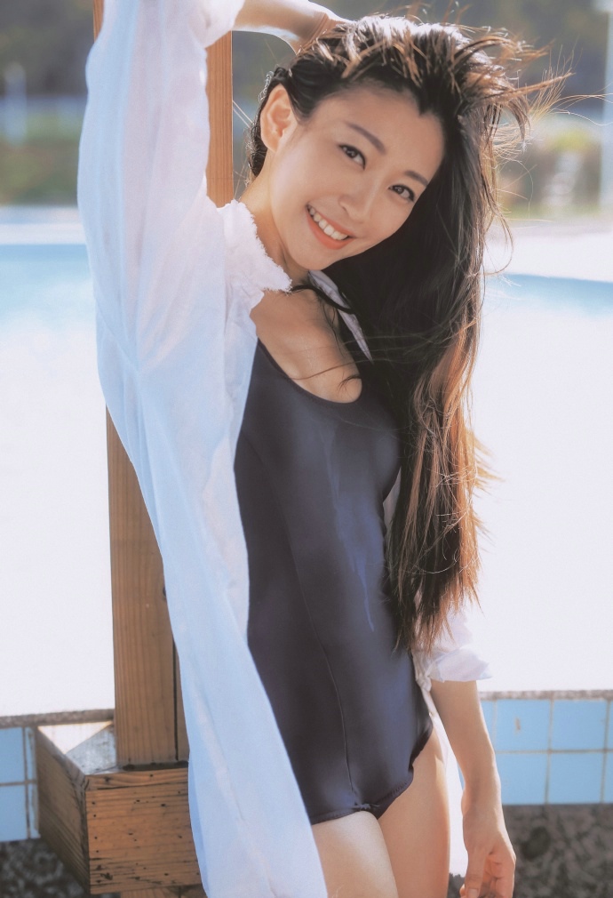 点击大图看下一张：日系泳装少女海边清新写真
