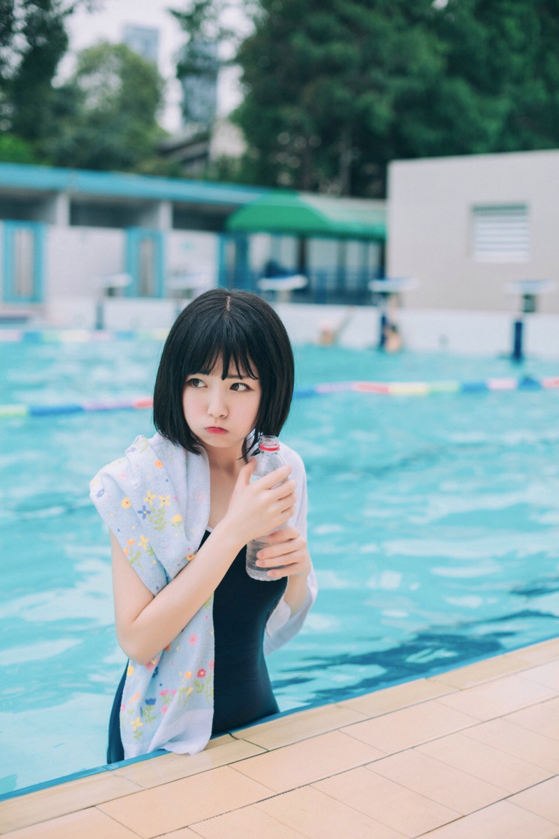 点击大图看下一张：炎热夏季泳池内的波波头可爱漂亮少女