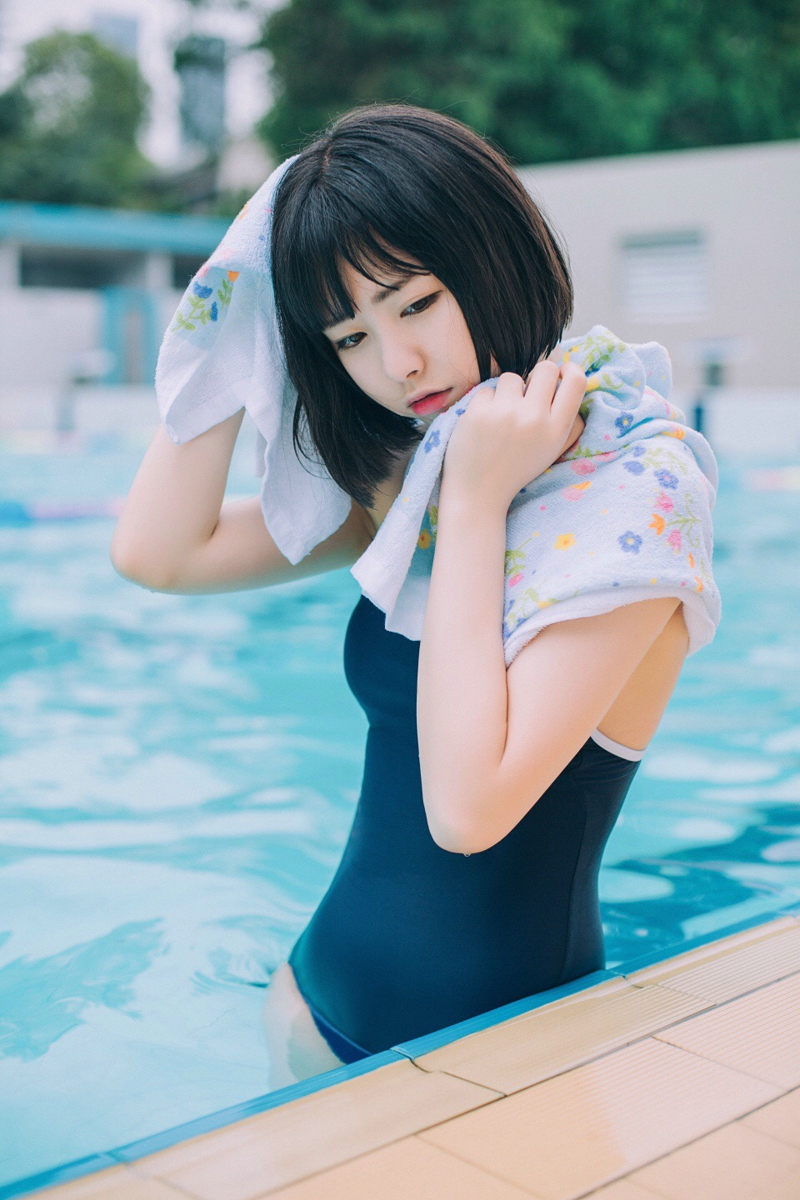 点击大图看下一张：炎热夏季泳池内的波波头可爱漂亮少女