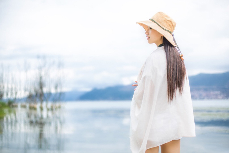点击大图看下一张：向日葵女神湖畔唯美浪漫写真