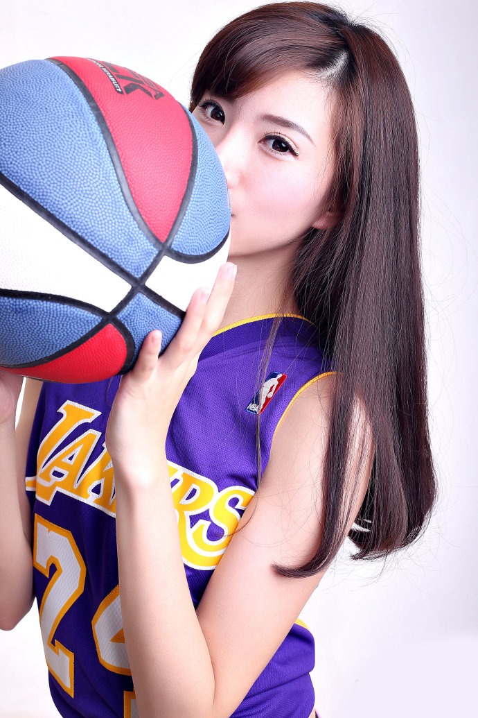 点击大图看下一张：美女篮球宝贝王化萌篮球服活力写真致命诱惑